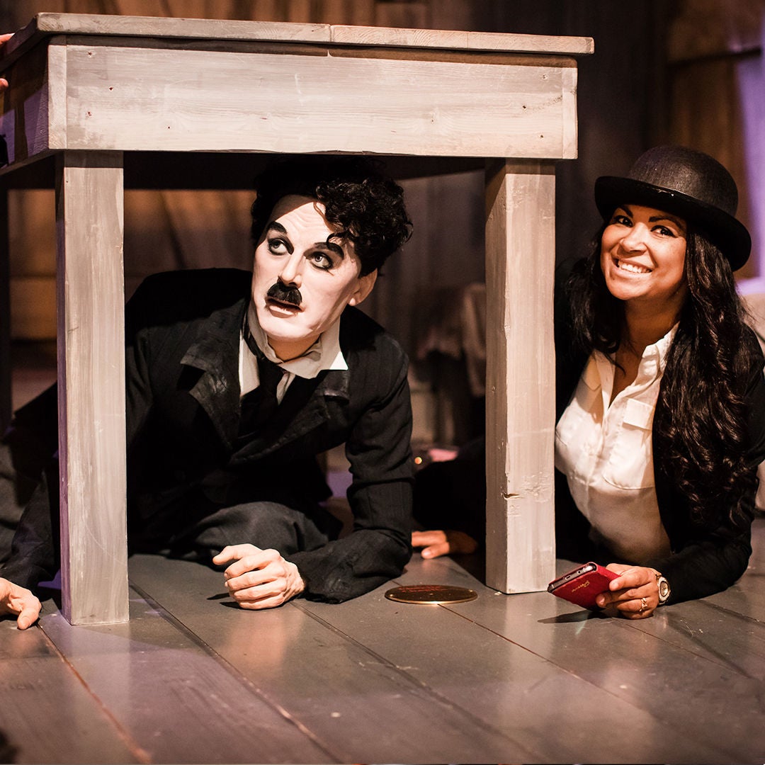 Une femme souris avec Chaplin à Chaplin's World