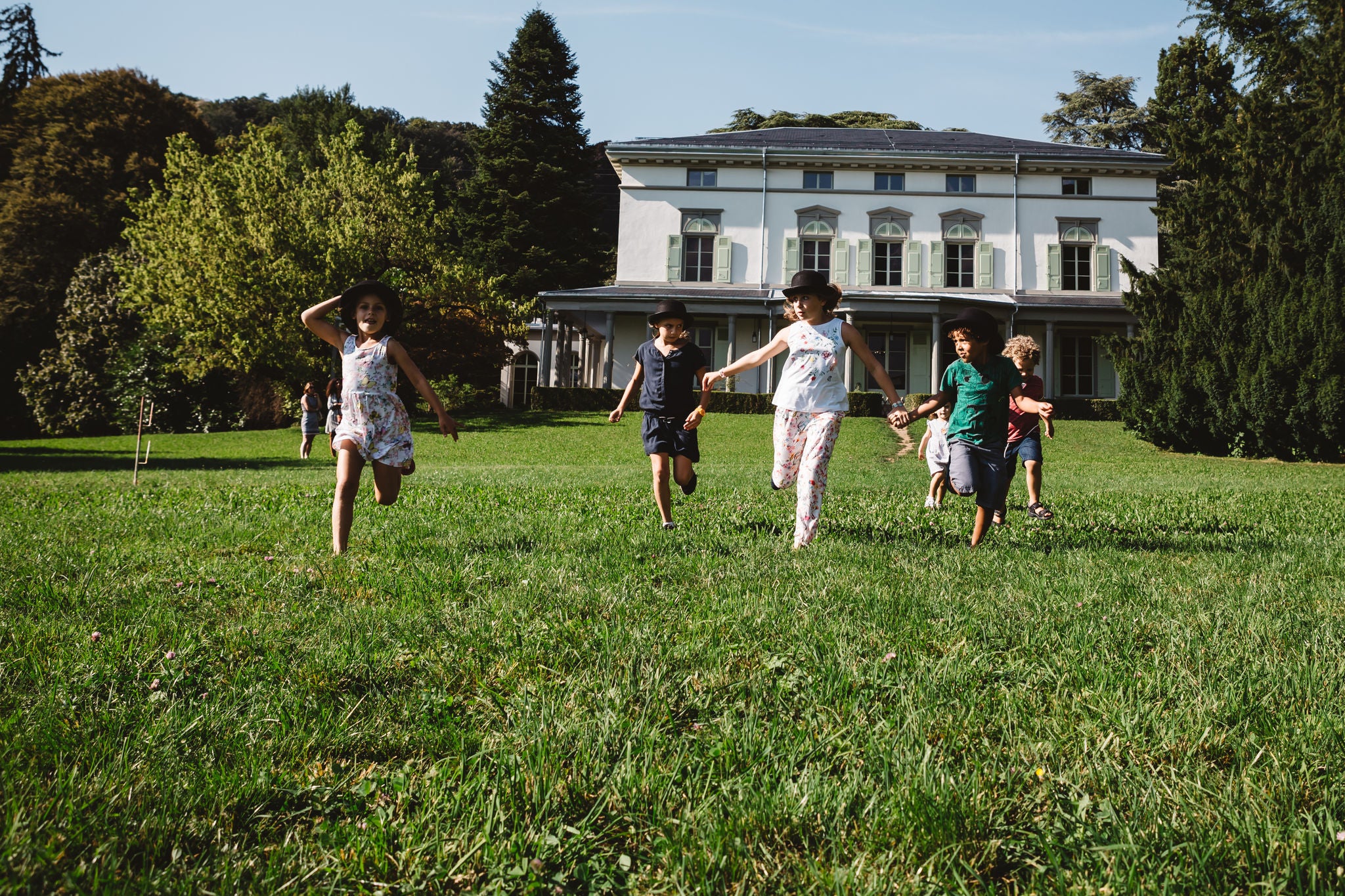 Les enfants courent dans le parc devant le manoir