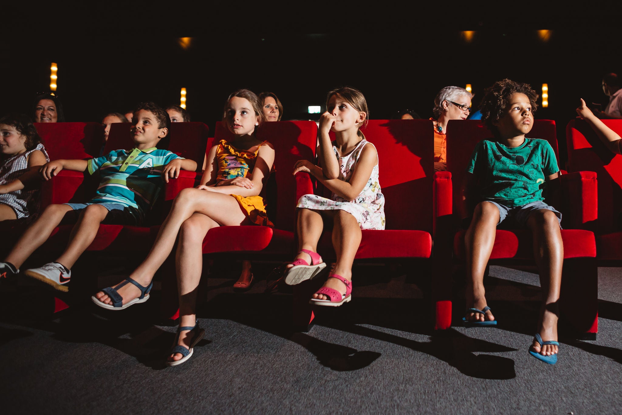 Les enfants regardent un film