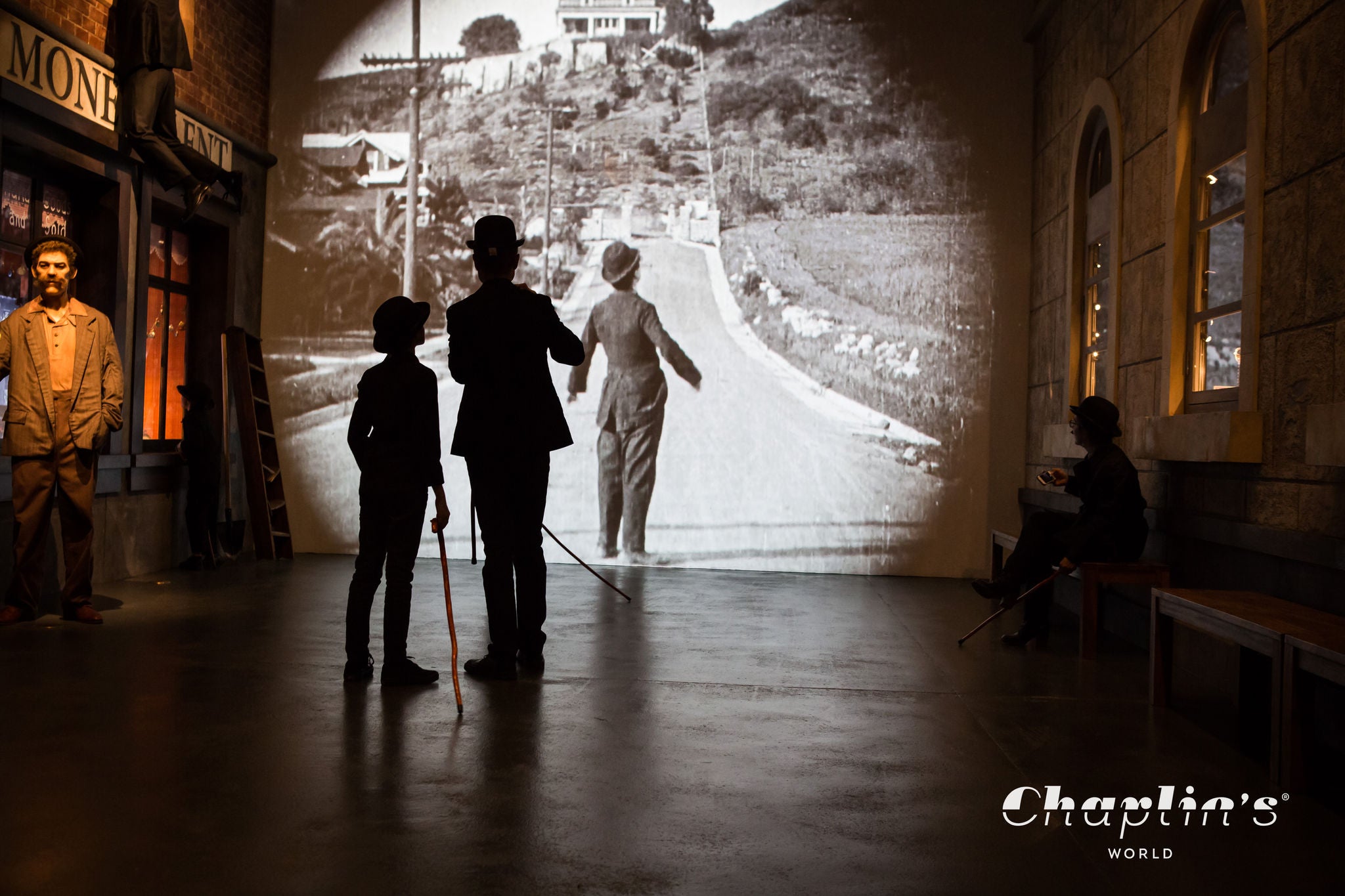 Des enfants jouent dans la cabane de gold rush dans le Studio de Chaplin's World