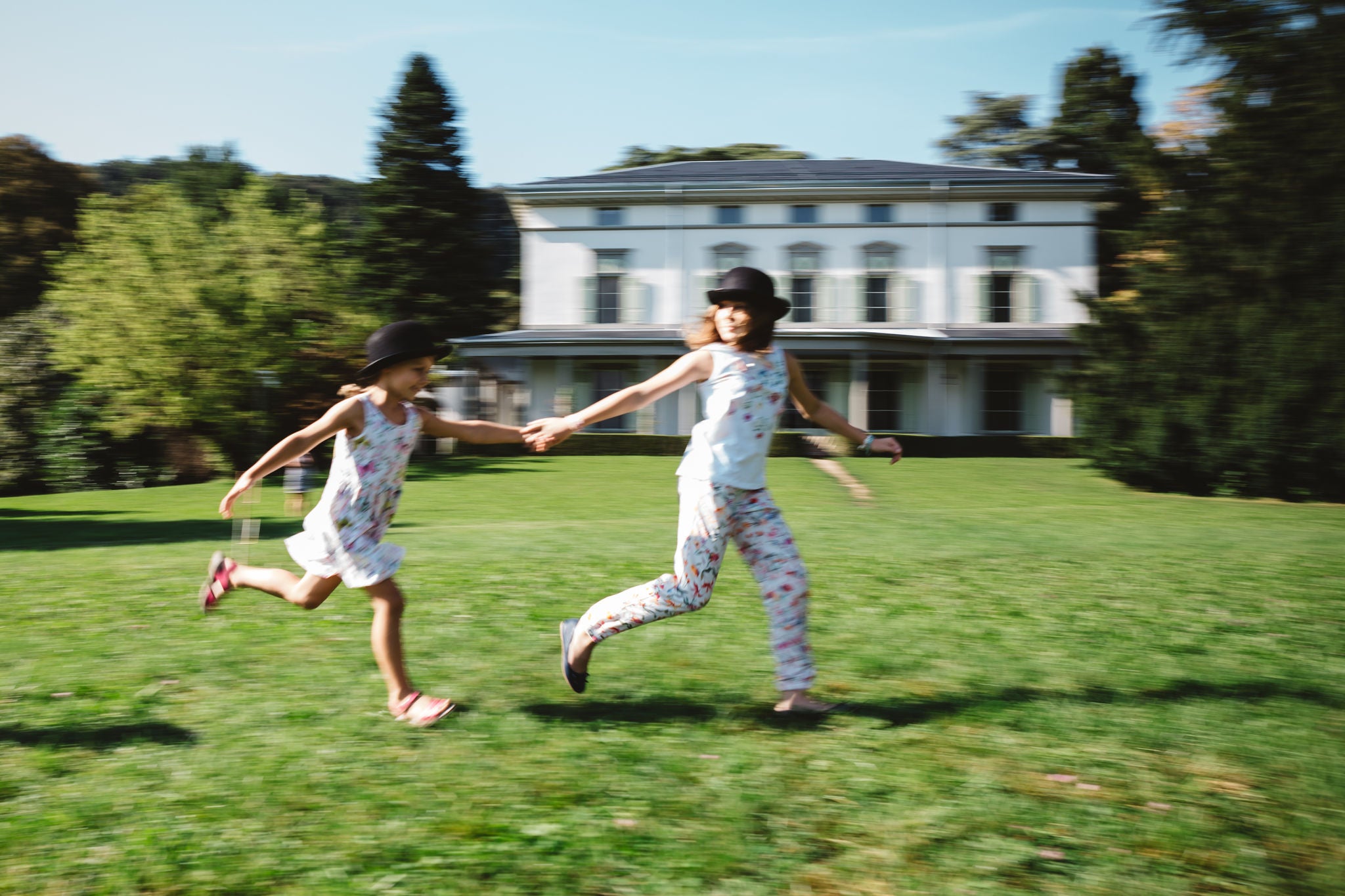 Les enfants courent dans la pelouse