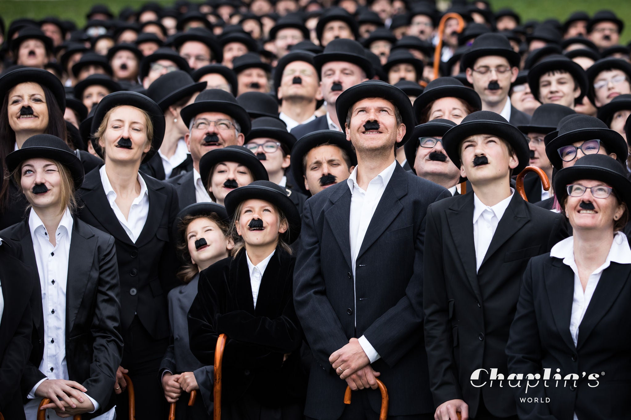 Un groupe de personnes déguisés en Charlot