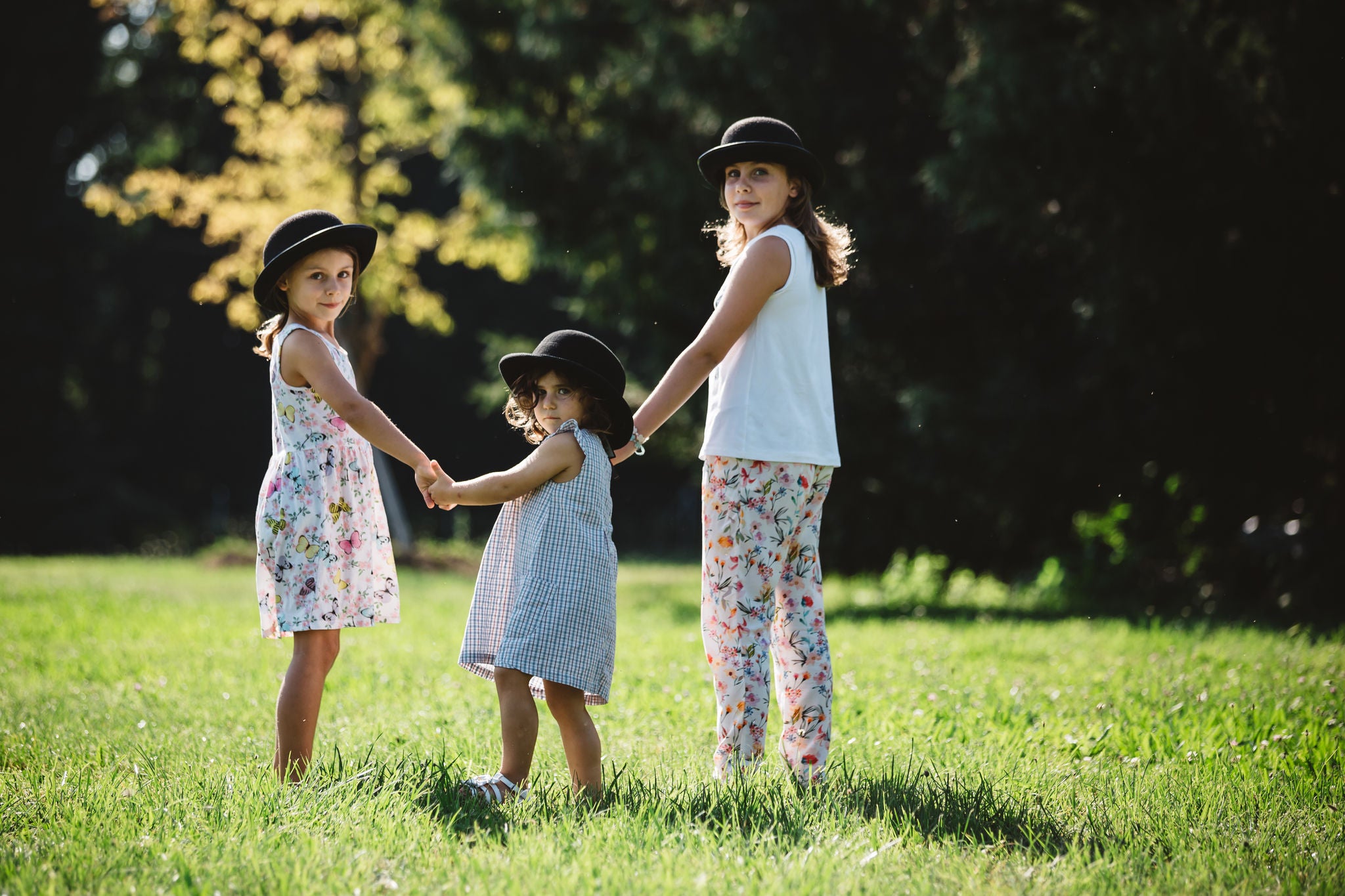 Les enfants marchent dans la pelouse du parc