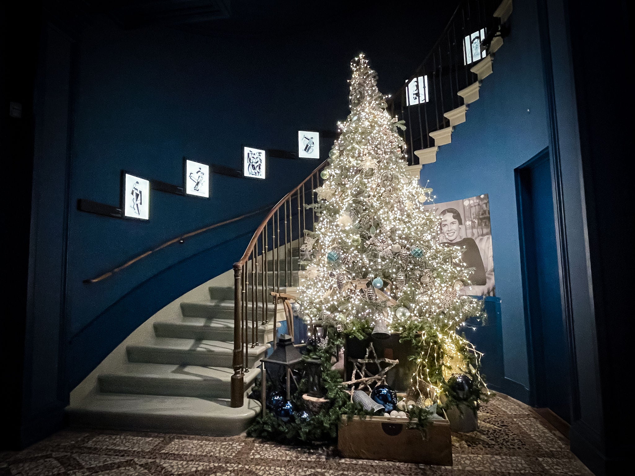 Le grand sapin de Noël dans le Manoir