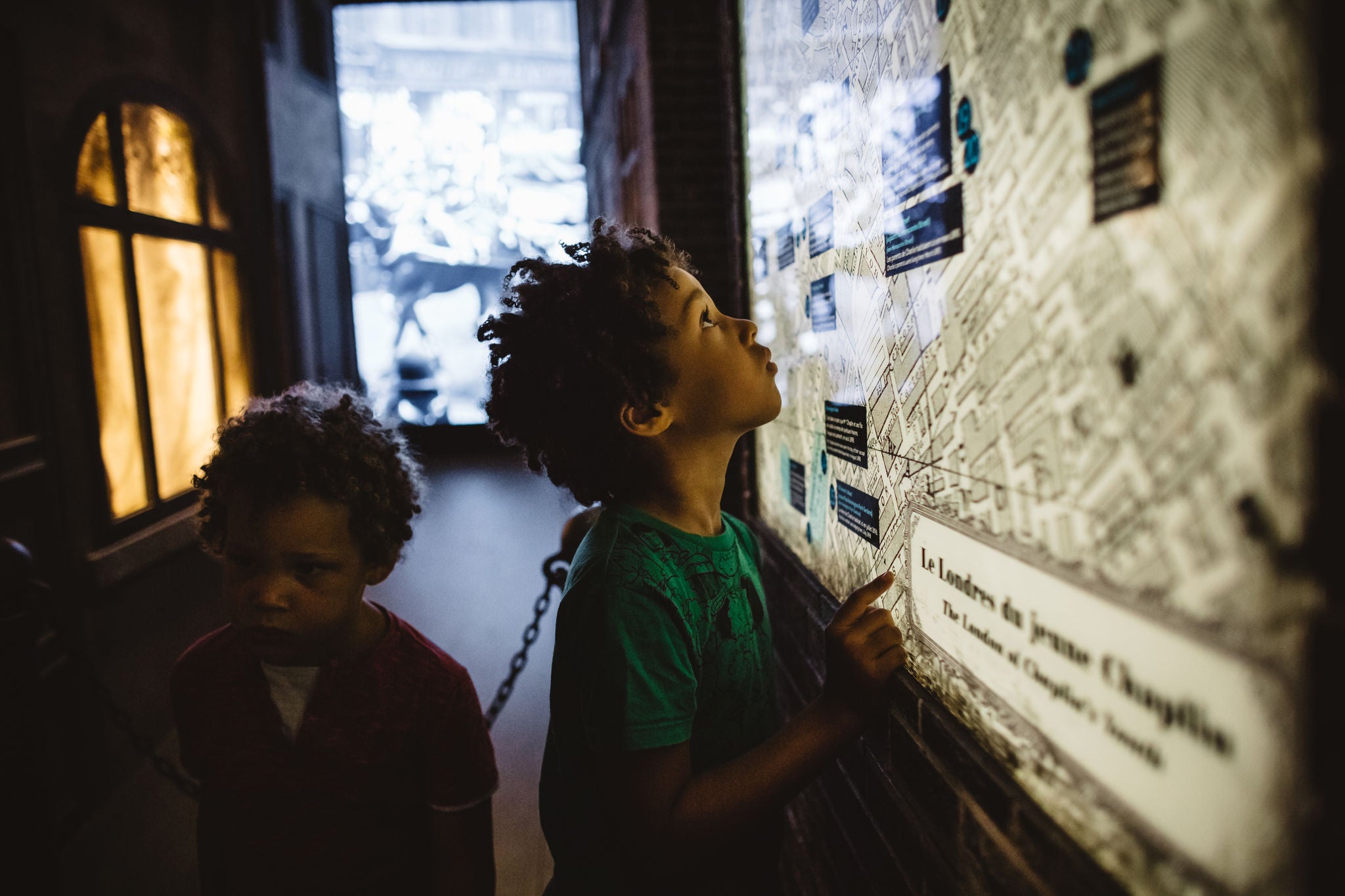 Les enfants regardent le plan de Londres