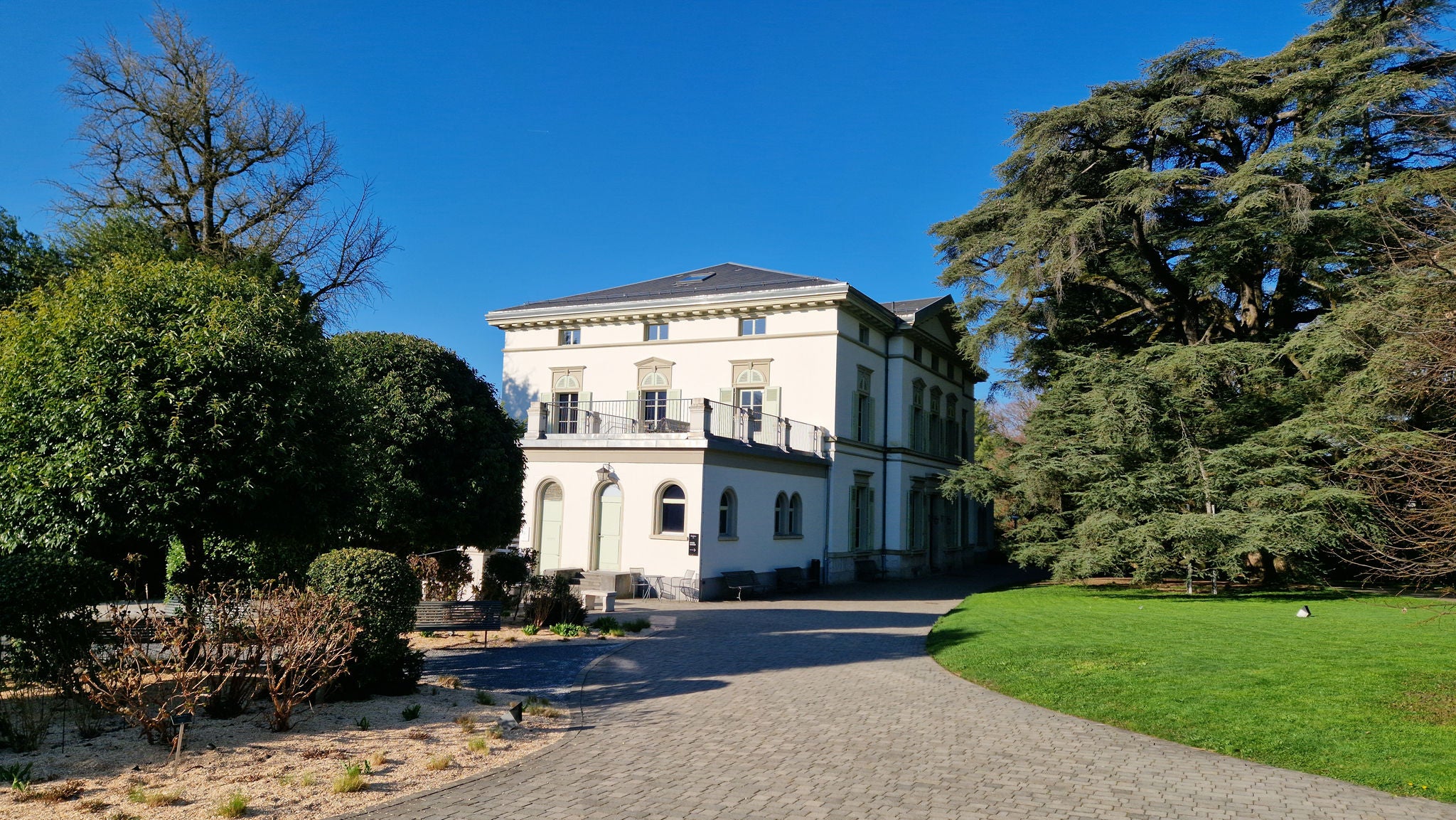 Entrée du parc avec le manoir